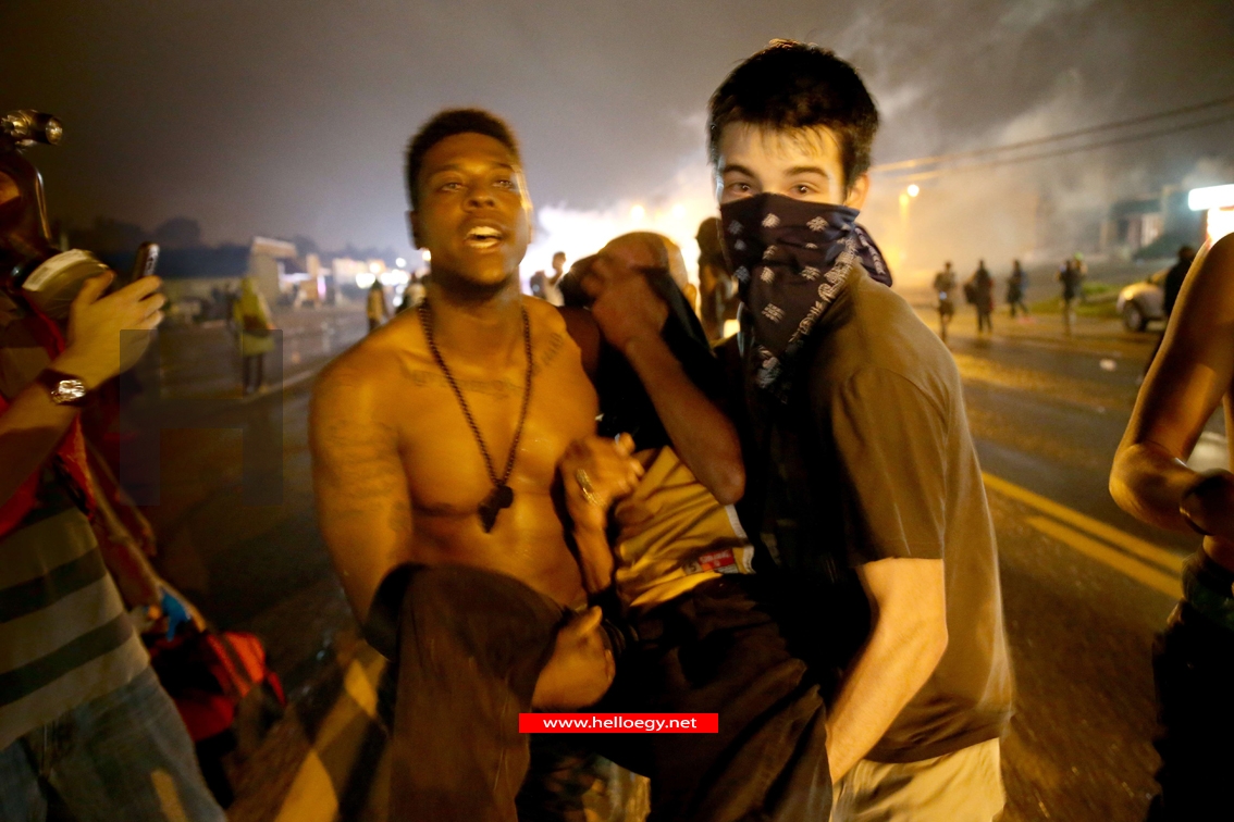 BBC : Missouri police tear-gas crowd after Ferguson curfew